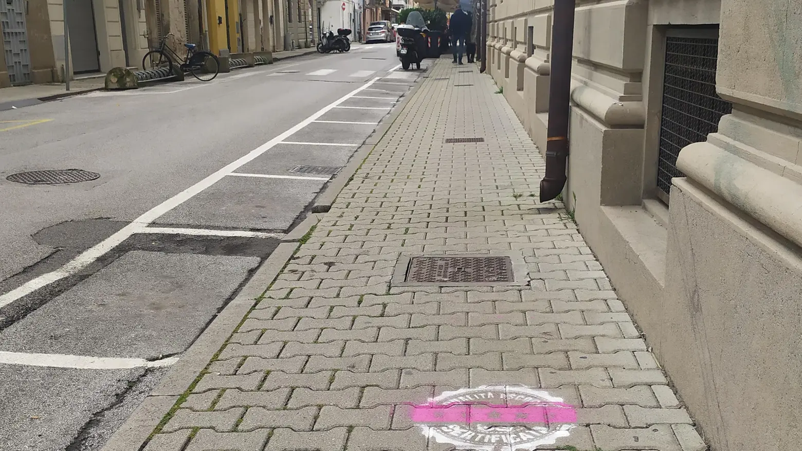 Spot a luci rosse davanti a scuola Al Classico spunta il codice Qr che rimanda al portale di escort Spot a luci rosse davanti a scuola Al Classico spunta il codice Qr che rimanda al portale di escort