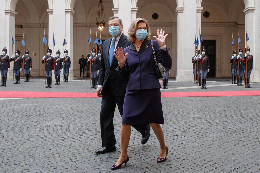 Mario Draghi con la moglie Maria Serenella Cappello (Ansa)