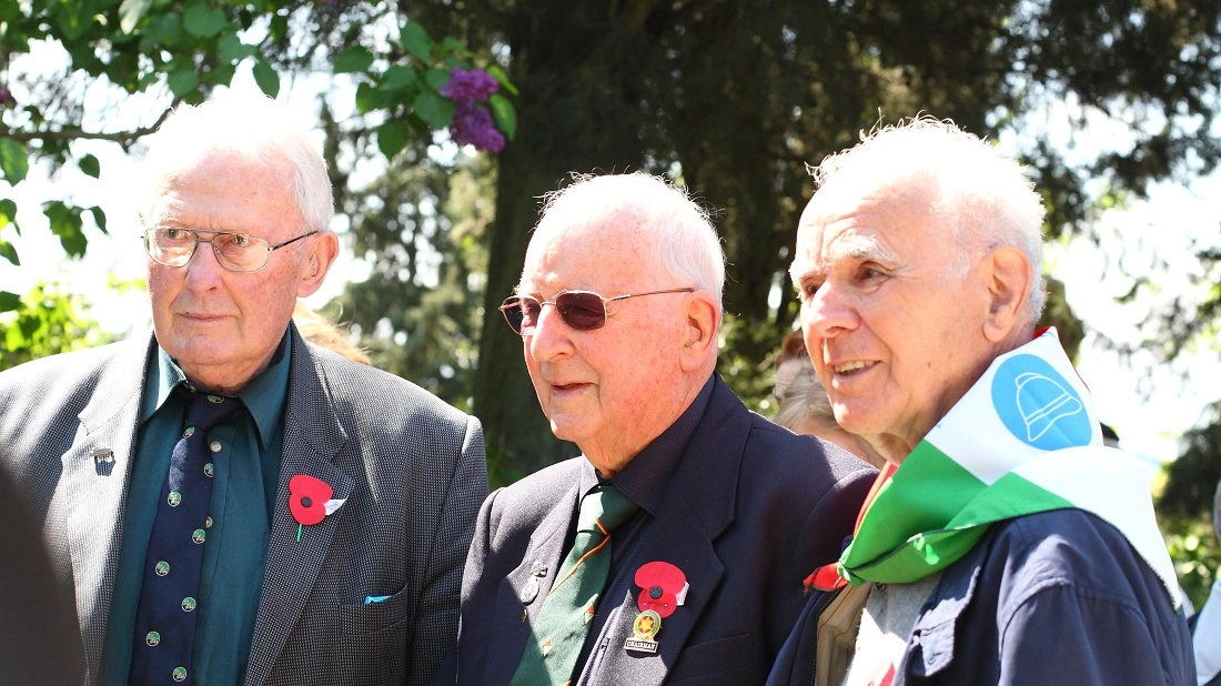 Jack Cummins in una foto con altri veterani neozelandesi 