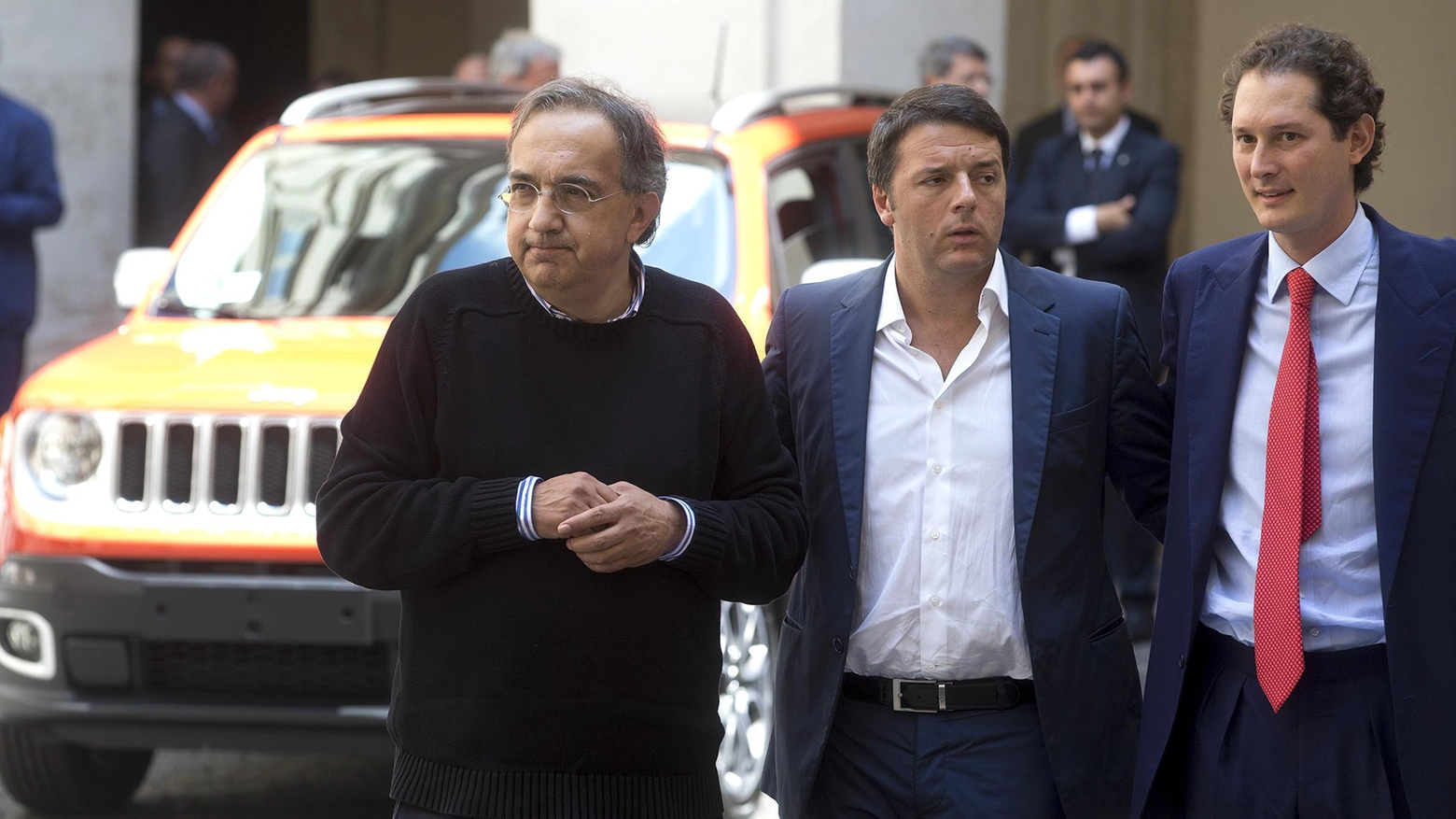 Matteo Renzi tra Sergio Marchionne e John Elkann alla presentazione della nuova Jeep (Ansa)