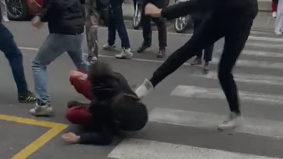 Un fermo immagine del video dell'aggressione davanti al liceo Michelangiolo di Firenze