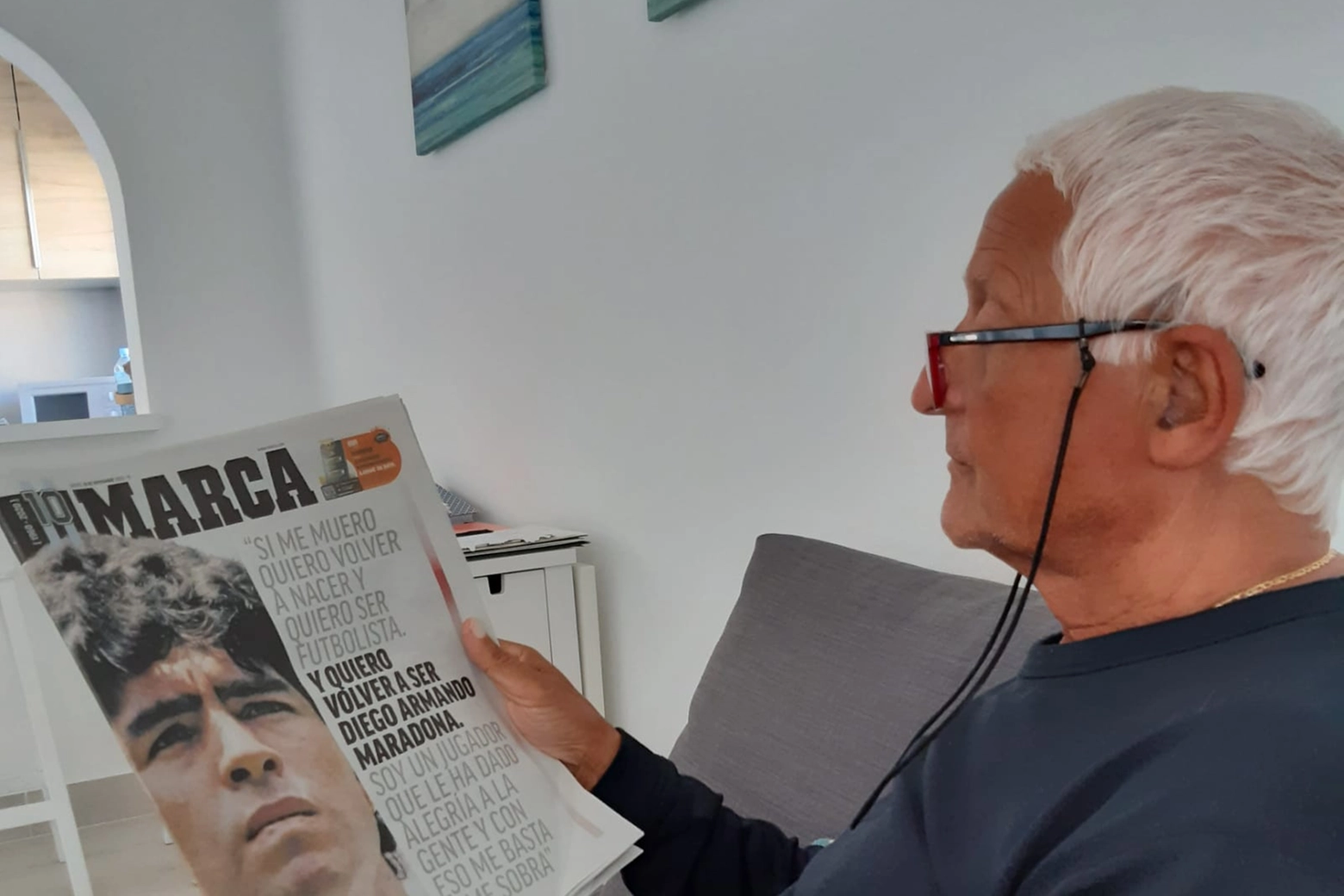 Carmine Caiazza alle Canarie legge su Marca la notizia della morte di Maradona  