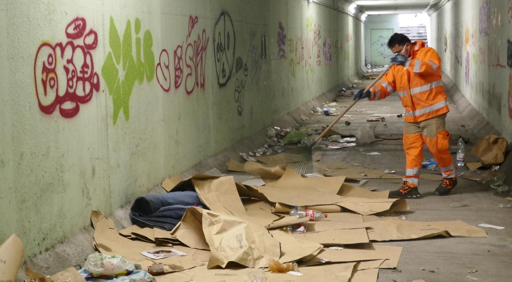 Sottopasso usato come bagno Due ore di pulizie straordinarie Via la