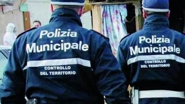 La polizia municipale ha notificato il provvedimento La polizia municipale ha notificato il provvedimento