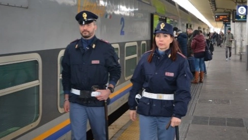 Due agenti della Polfer lungo i binari della stazione
