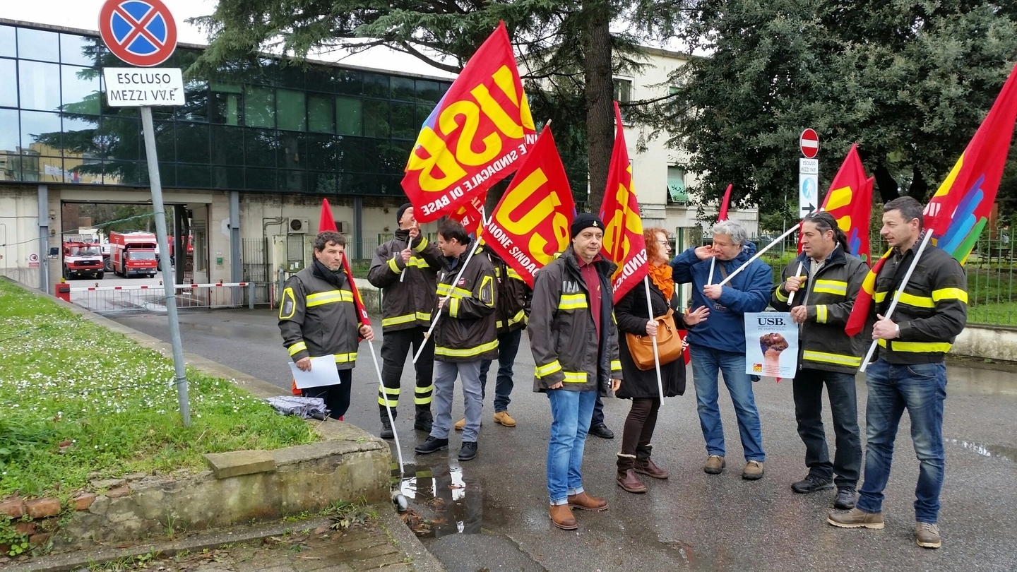 Il presidio dei sindacati di base davanti alla caserma dei vigili del fuoco in via Matteotti