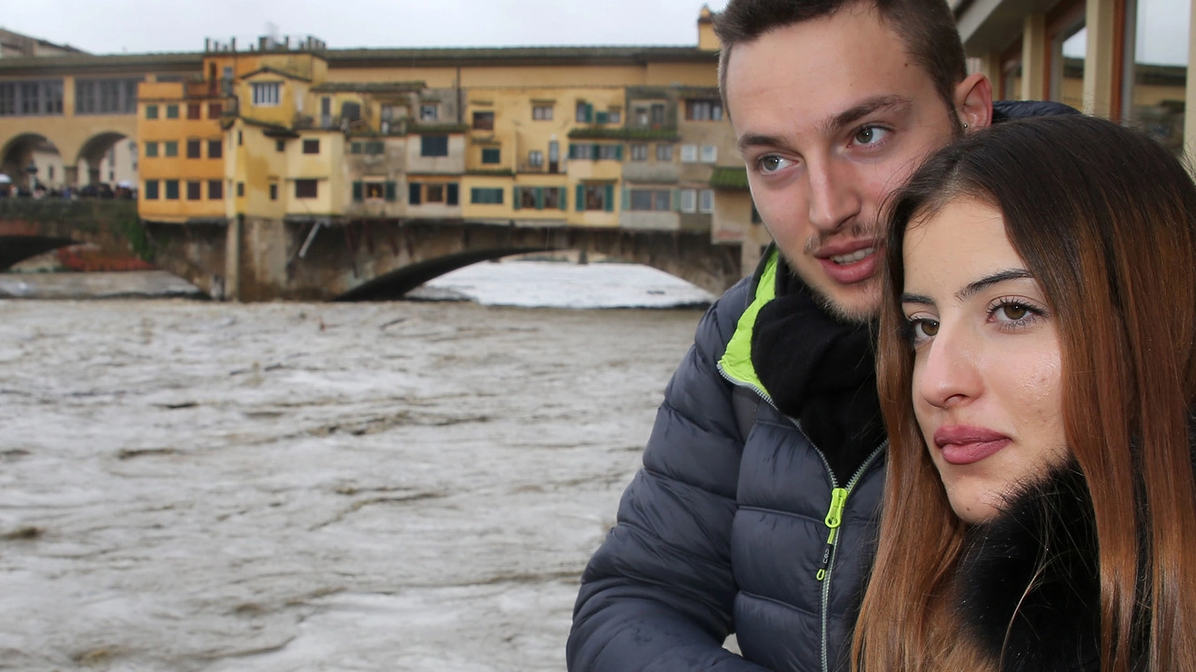 L'Arno in piena (foto New Press Photo)
