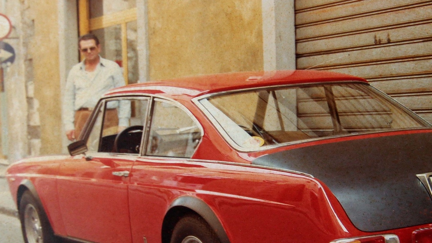 Giampiero Vigilanti con la sua Lancia Fulvia di colore rosso, da lui posseduta negli anni  ’80