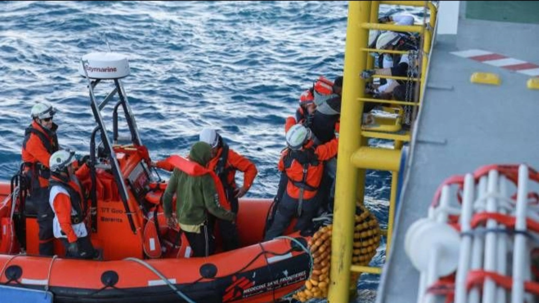 Migranti, la nave di Emergency soccorre un’imbarcazione: in 29 sbarcheranno a Carrara