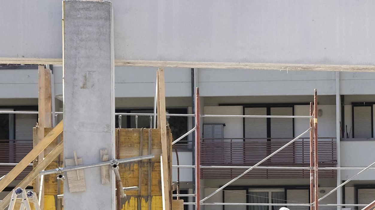 Il cantiere per la nuova palestra Ripartono i lavori alle Alighieri Ma servono altri 300mila euro Il cantiere per la nuova palestra Ripartono i lavori alle Alighieri Ma servono altri 300mila euro