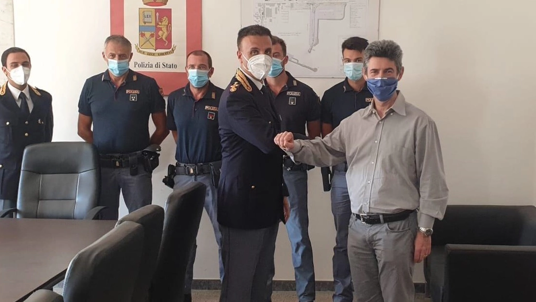 Il sindaco di Carrara De Pasquale con i poliziotti aggrediti sul lungomare