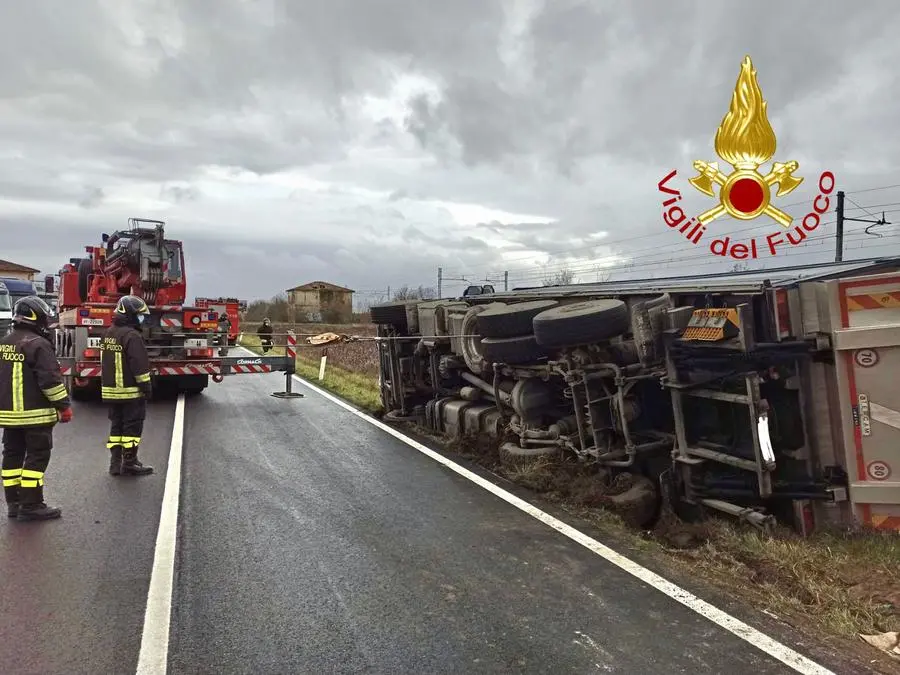 Tir si ribalta sulla superstrada