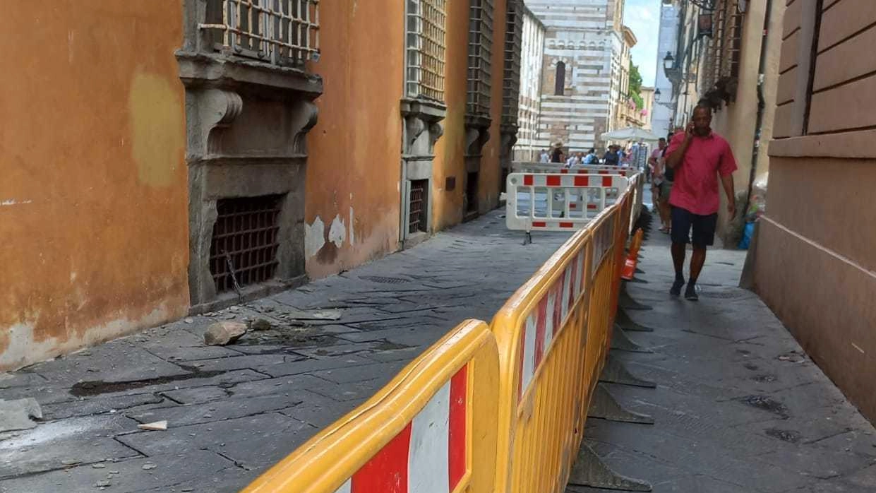 Cadono pezzi di cornicione. Paura in via del Duomo. Transennata la strada Cadono pezzi di cornicione. Paura in via del Duomo. Transennata la strada
