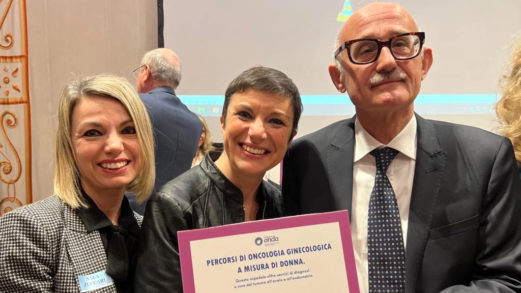 Federica Marchetti, Ornella Campanella e Angiolo Gadducci con il premio dell'Aoup