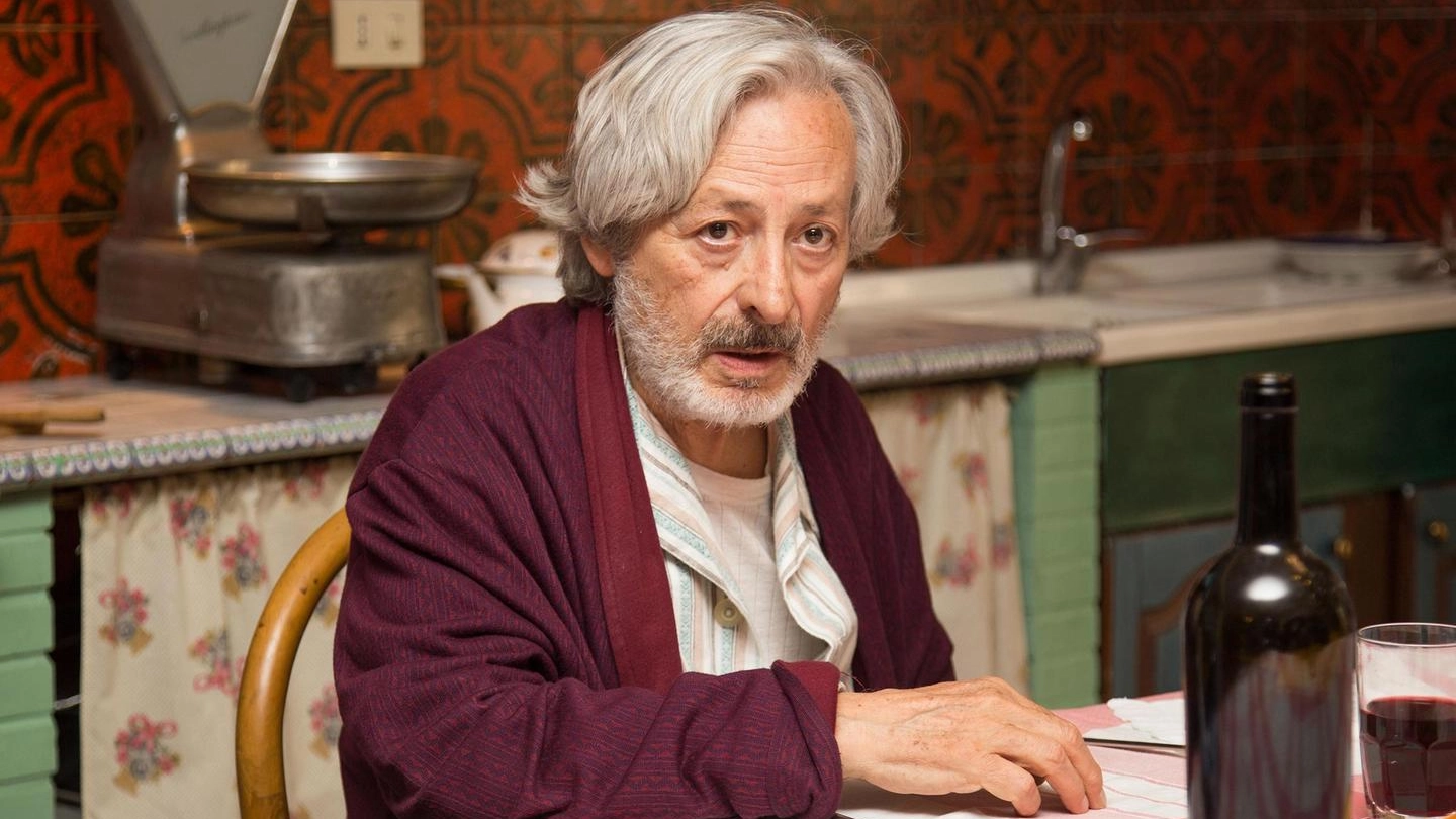 Leo Gullotta in una foto di scena del film 'Lettere a mia figlia' in cui racconta il dramma Alzheimer Leo Gullotta in una foto di scena del film 'Lettere a mia figlia' in cui racconta il dramma Alzheimer