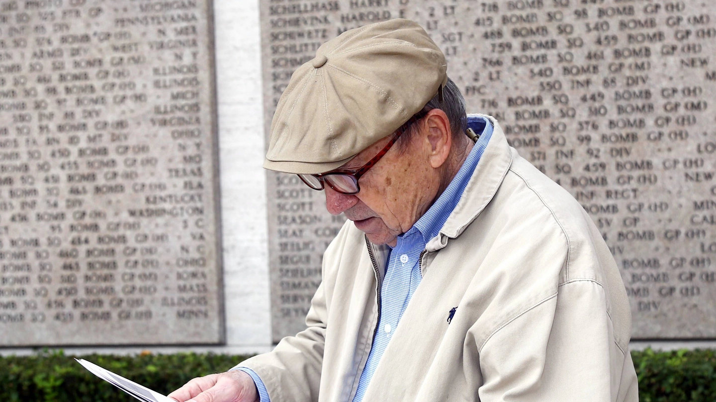L’americano John Spoonamore al cimitero degli americani.  E’ arrivato dal North Carolina per avere notizie sul fratello