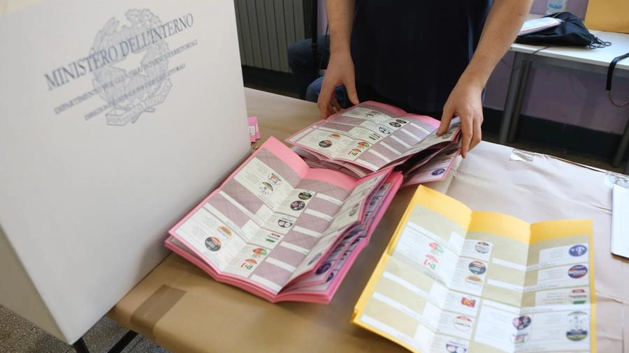 Schede elettorali a un seggio (Foto ImagoE)