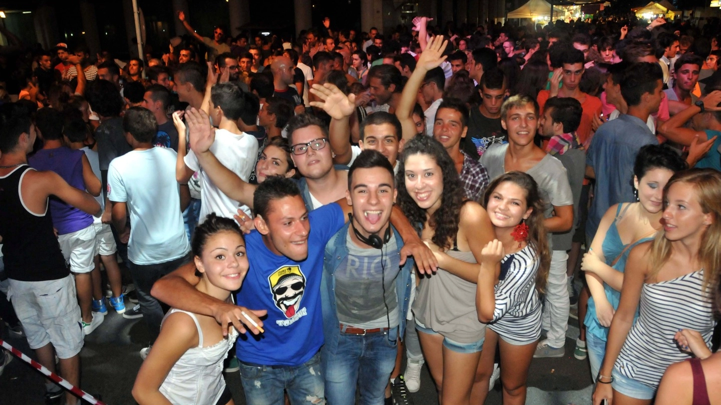  Un gruppo di giovani durante una festa nel centro storico di Massa (fotoservizio di Paola Nizza)