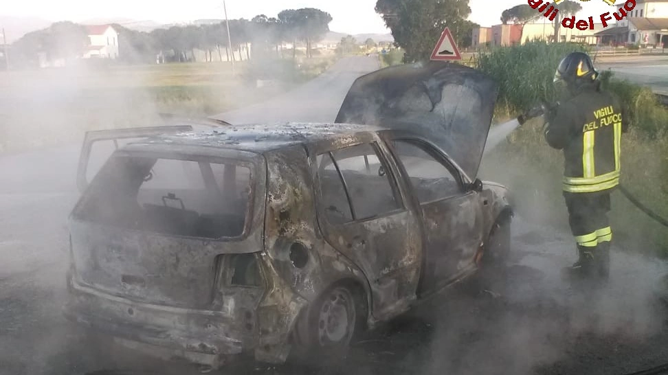 L'auto incendiata (foto Vigili del Fuoco)