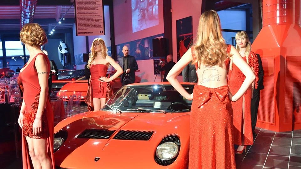 Gli abiti della maison pratese Deanna Biagi sfilano al centenario di Lamborghini