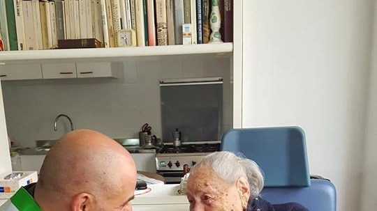 La vice-nonna d'Italia, 114 anni, con il sindaco di Montelupo