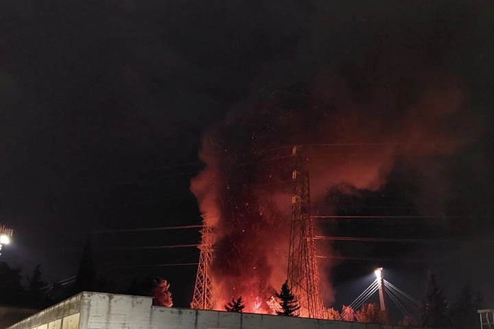 L'incendio nell'impianto di Terna (Foto Simone Ferrante)