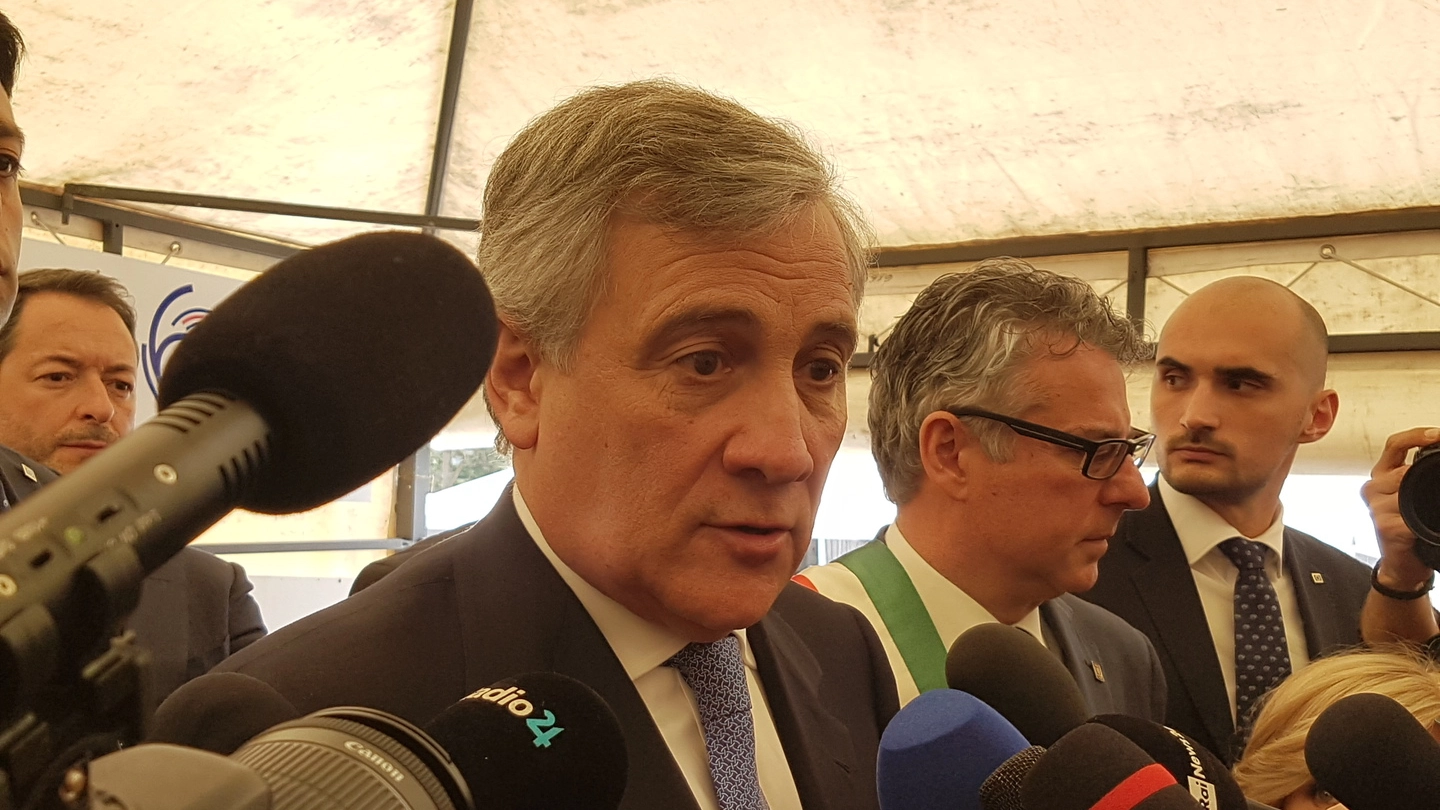 Antonio Tajani, in visita a Norcia (Foto Dire)