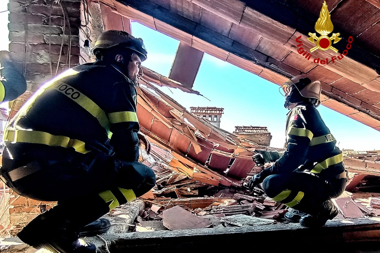 I vigili del fuoco intervenuti nello stabile