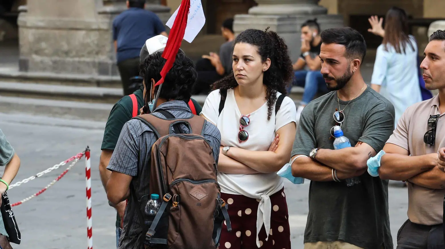 Guida turistica con un gruppo davanti agli Uffizi di Firenze