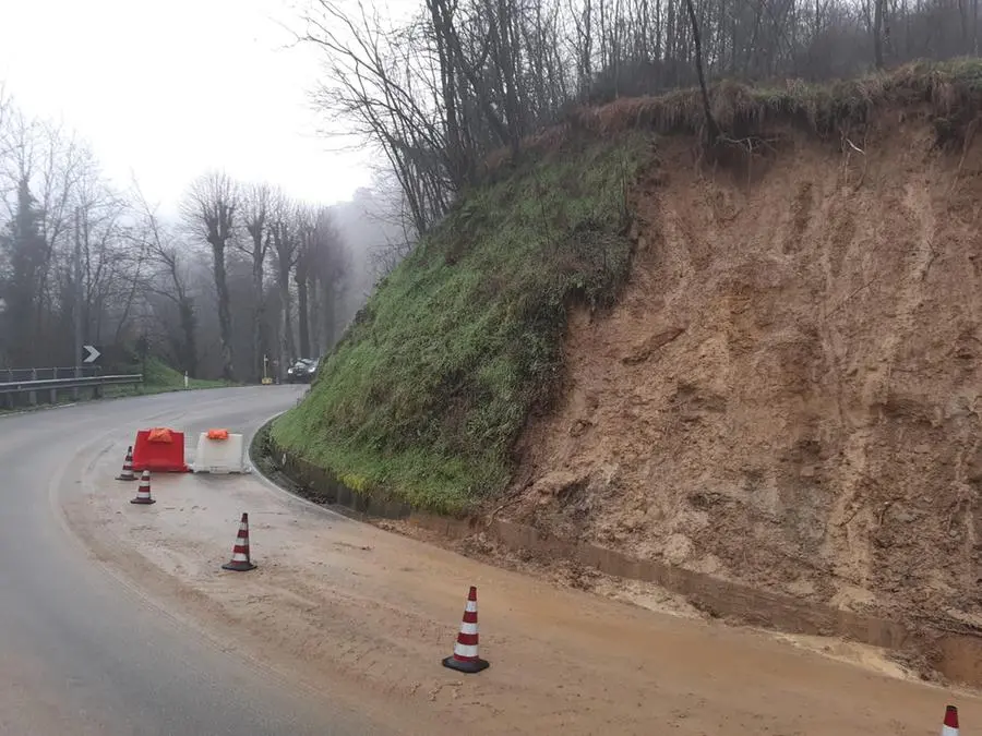 Frana sulla provinciale 17 nel comune di Reggello, riaperta la strada
