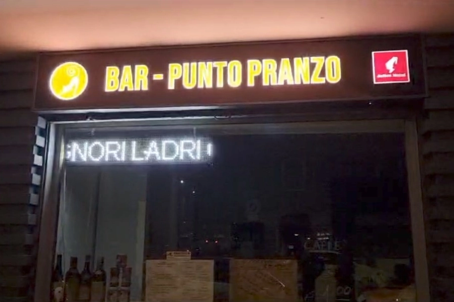 Il display luminoso sulla vetrata
