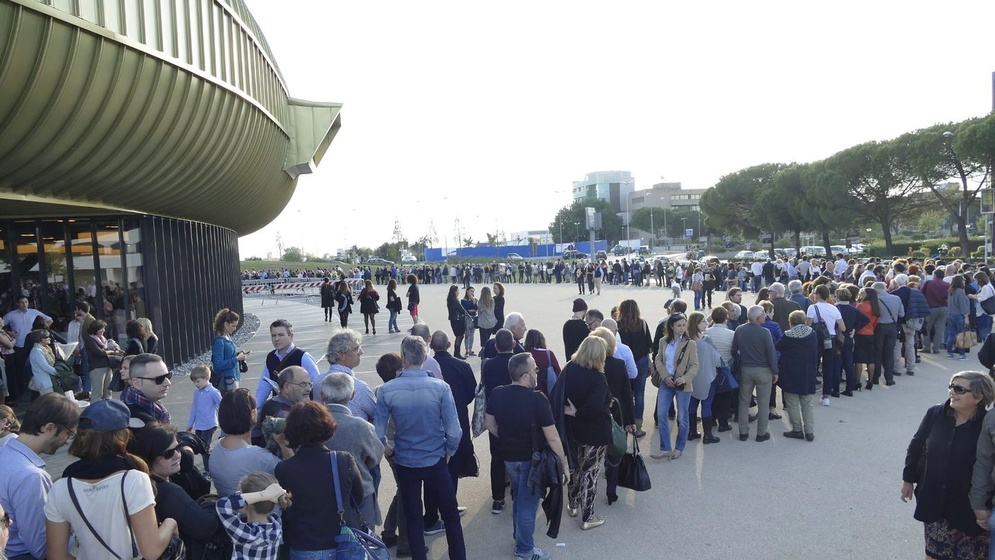 Folla per la riapertura del Pecci (Foto Attalmi)