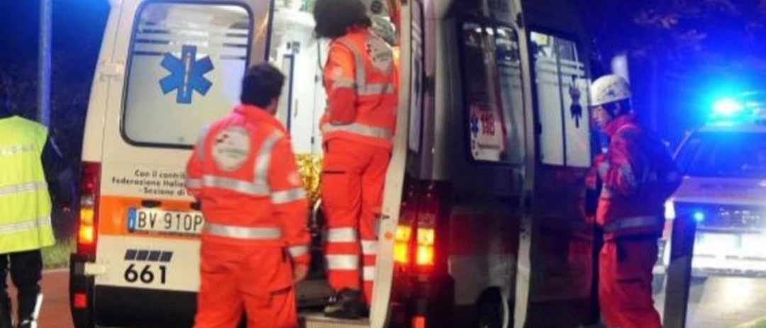 L’uomo è stato portato in codice rosso a Massa, poi trasferito all’ospedale di Cisanello a Pisa