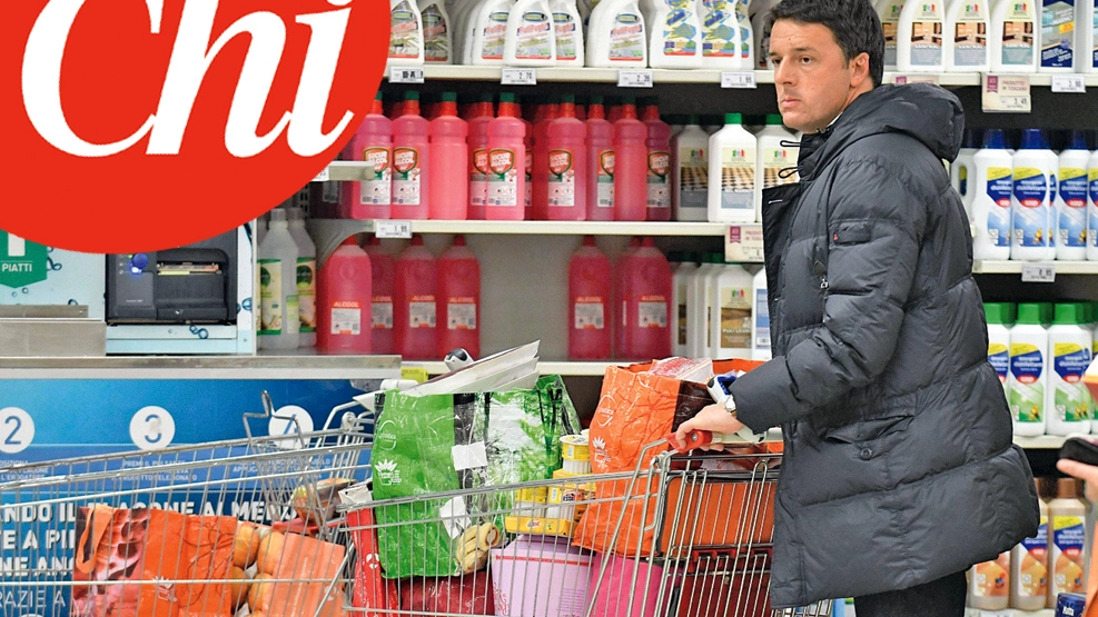 Matteo Renzi fa la spesa a Pontassieve (foto del settimanale "Chi")