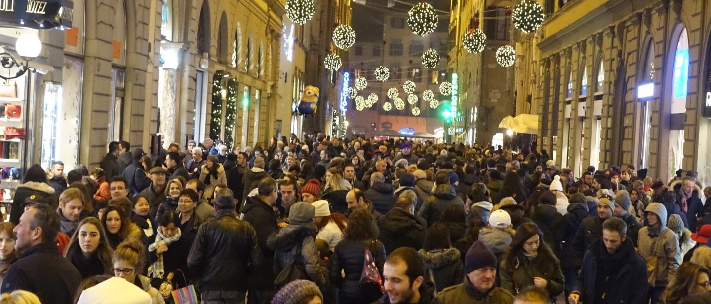 Il Comune di Firenze offre un ampio ventaglio di proposte, tra luminarie e alberi addobbati in tutti i quartieri, installazioni artistiche, musicae la seconda edizione del festival Green Line.