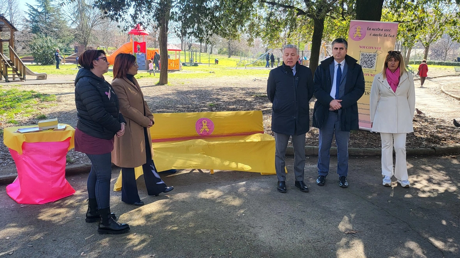 Una panchina gialla al Parco XXV Aprile  "La lotta all’endometriosi passa da qua"