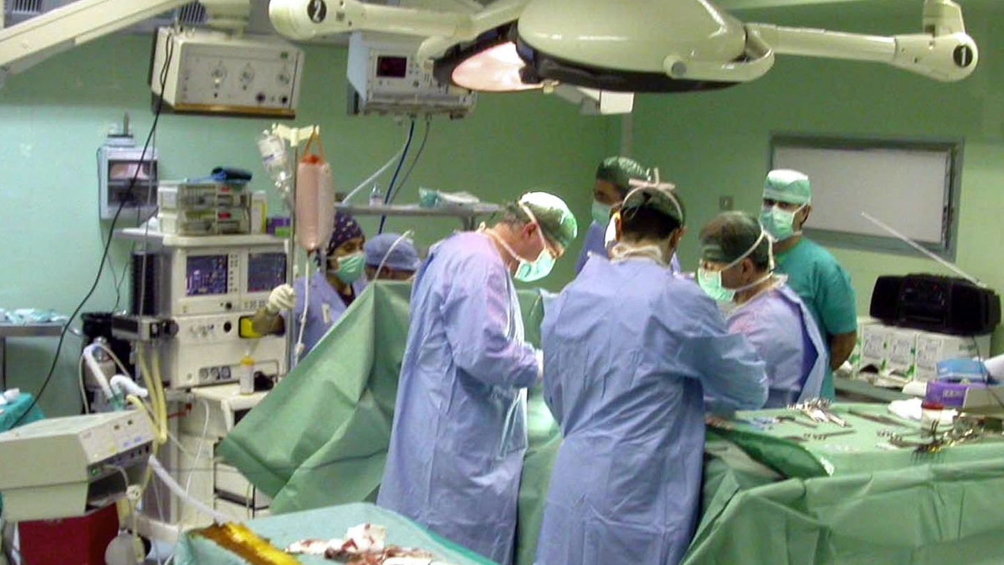 EMERGENZE Secondo i medici c’è il rischio che salti il turno per la notteUna equipe medica al lavoro in sala operatoria, in una immagine d’archivio. ANSA/ARCHIVIO - MARIO ROSAS - DRN