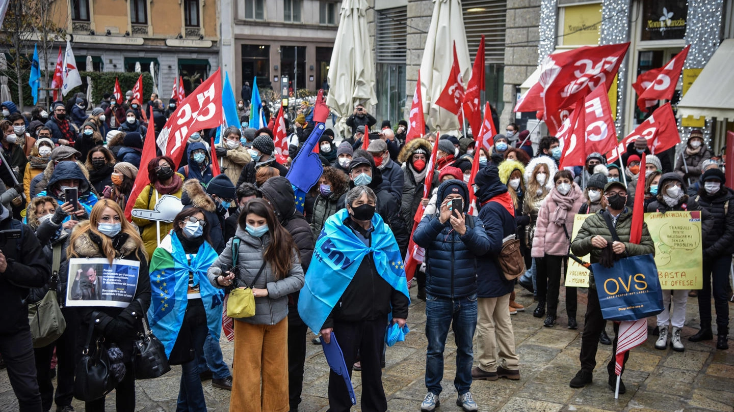 La manifestazione del personale scolastico a Milano (Ansa)