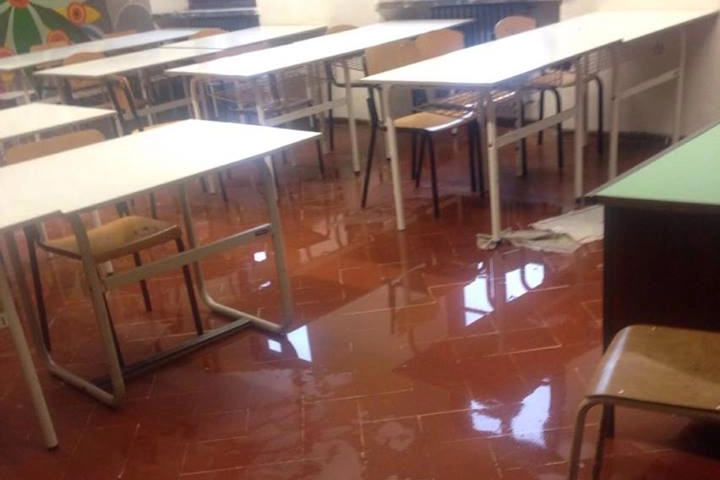 Pioggia in classe all'istituto d'arte Petrocchi di Pistoia