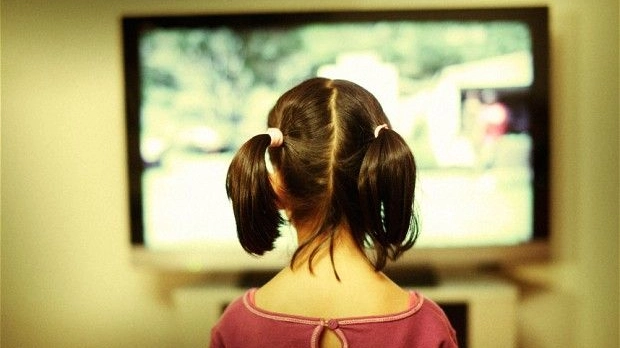 Bambina davanti alla tv 