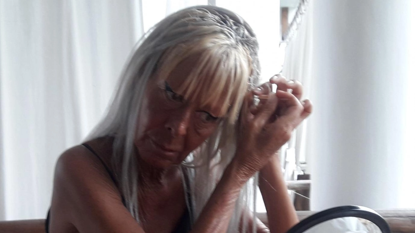 Strangola la compagna E poi si impicca in casa Strangola la compagna E poi si impicca in casa