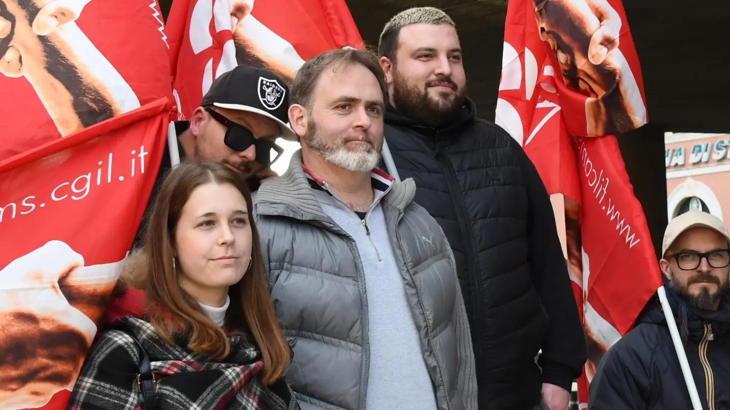 Una recente manifestazione di protesta dei lavoratori Agrolab davanti al Comune Una recente manifestazione di protesta dei lavoratori Agrolab davanti al Comune