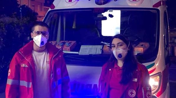 I due giovani accanto all’ambulanza sono Federico Urso e Giulia Luzzoli