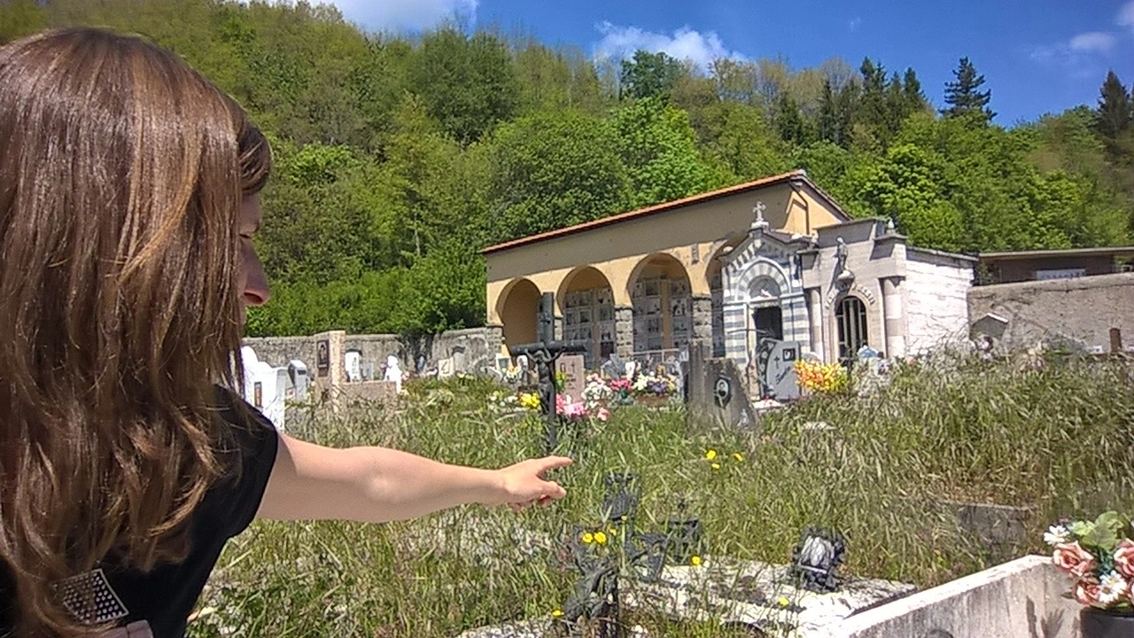 Erba alta nel cimitero di Bardalone-Campo Tizzoro