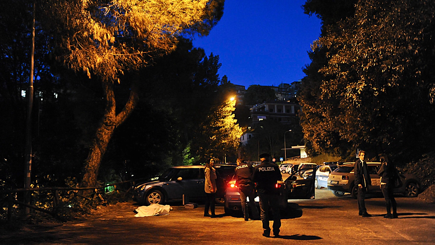 La polizia sul luogo del ritrovamento del cadavere (foto Crocchioni)