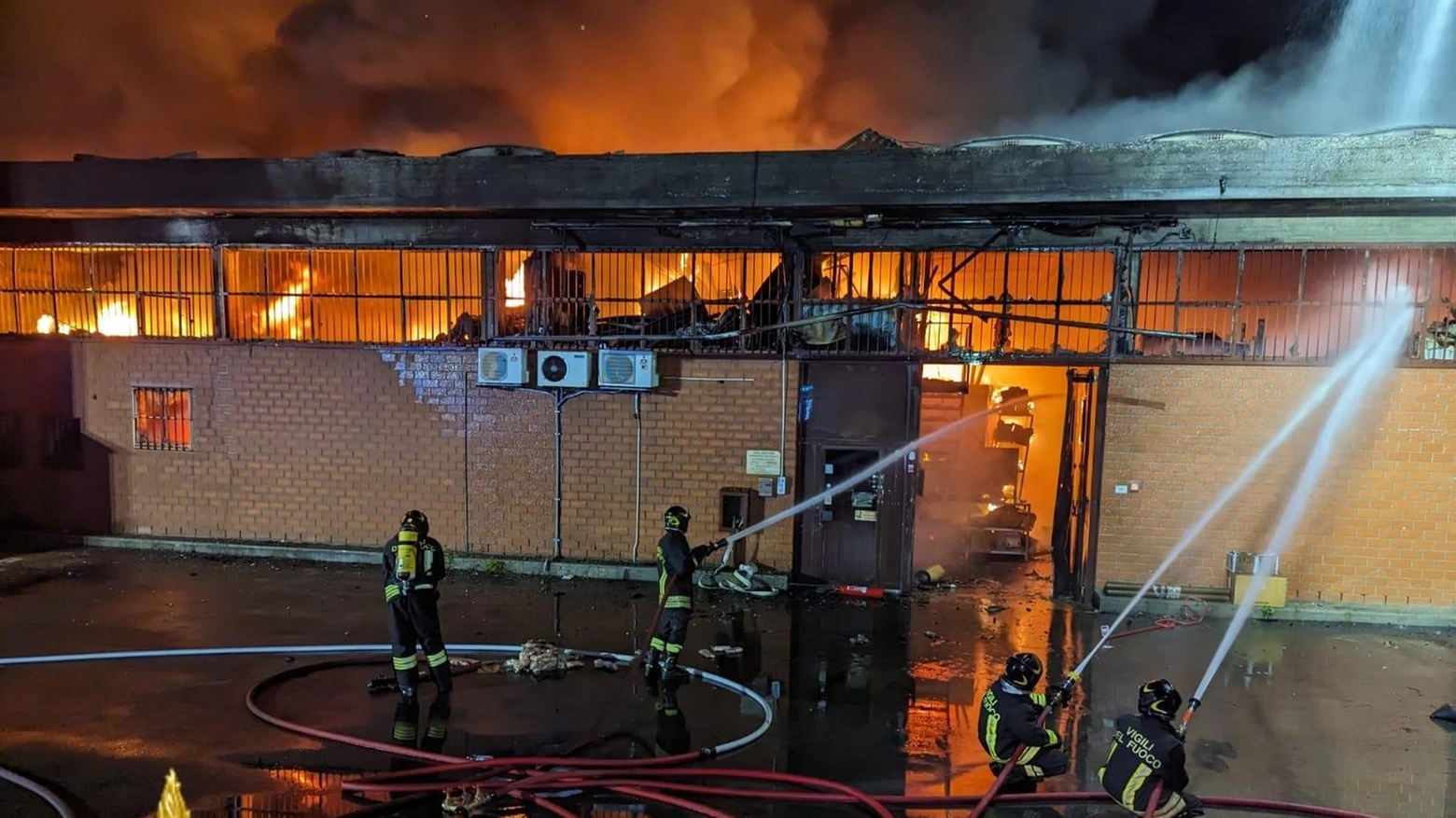 

Vasto incendio a Poggio a Caiano: Aiuti da Pistoia per Spegnere le Fiamme