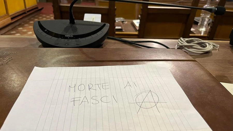 Il foglio di carta sul banco di Claudio Belgiorno firmato con la 'A cerchiata' del movimento anarchico. Il consigliere: "Ringrazio chi pensa di intimidirmi"