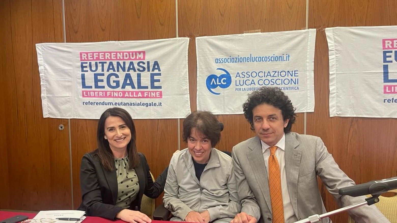 Laura santi con i suoi legali Laura santi con i suoi legali