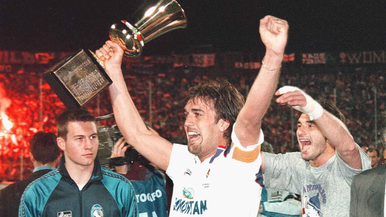 Batistuta alza al cielo la penultima Coppa Italia, quella vinta nel 1996