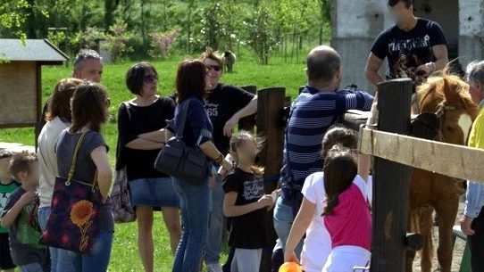 Bambini e genitori in festa tra il verde della Lunigiana (foto di repertorio)